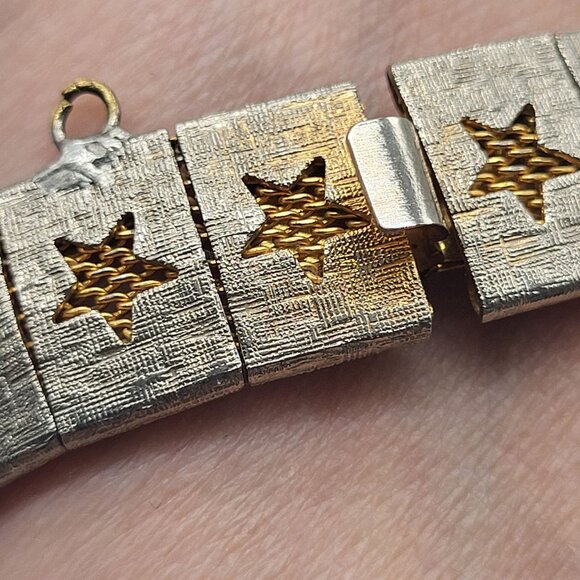 VTG Gold Tone Open Work Mesh Cut Out Stars Articulated Bracelet - Picture 10 of 12